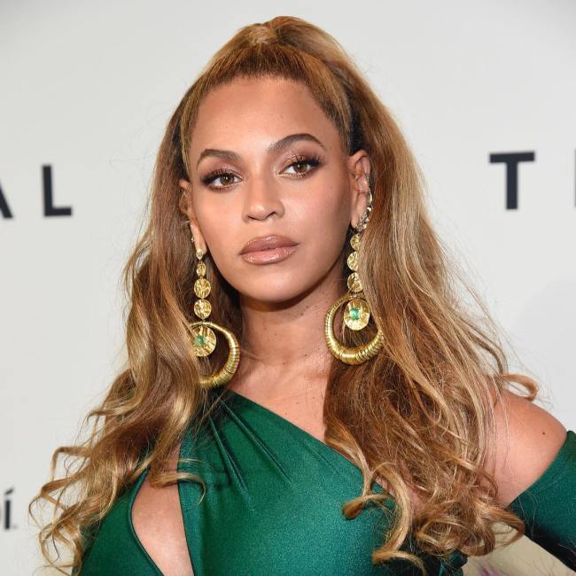 Você quer coque alto? Beyoncé levou o penteado às ~últimas consequências~