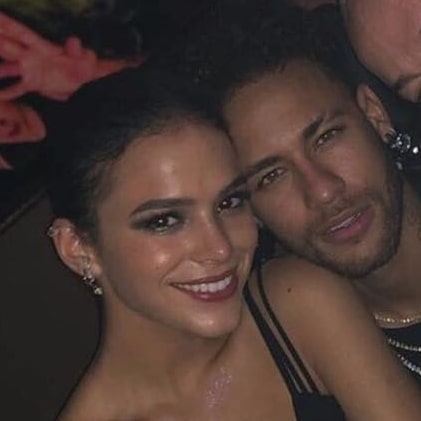 Marquezine e Neymar ficaram juntinhos da festa da irmã do jogador