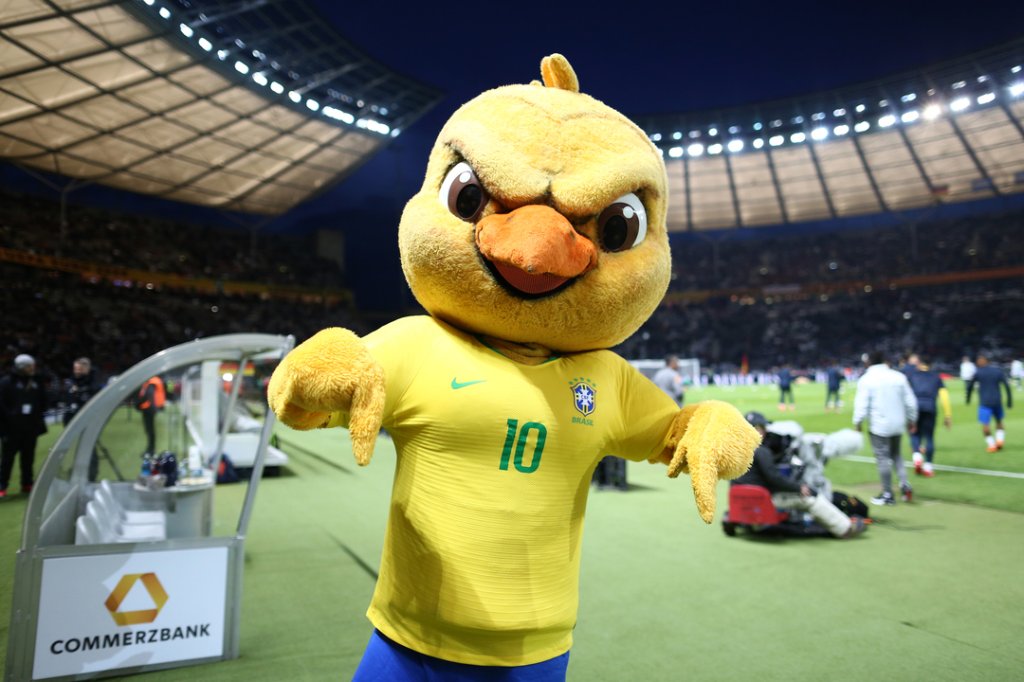 A Copa nem começou e o mascote ~Canarinho Pistola~ já virou meme