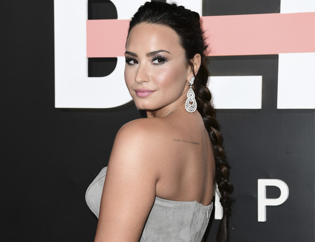 Demi Lovato concorda em ir para a rehab, diz TMZ