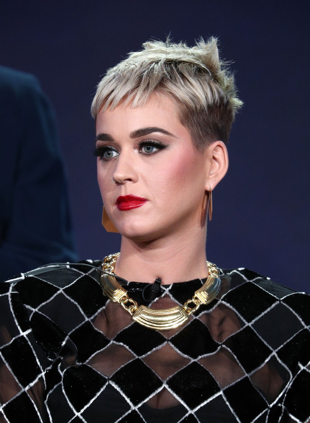 Freira de 89 anos processada por Katy Perry morre no tribunal