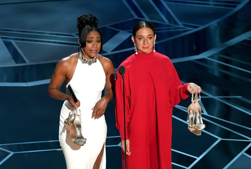 oscar-2018-tiffany-haddish-maya-rudolph-salto-na-mão