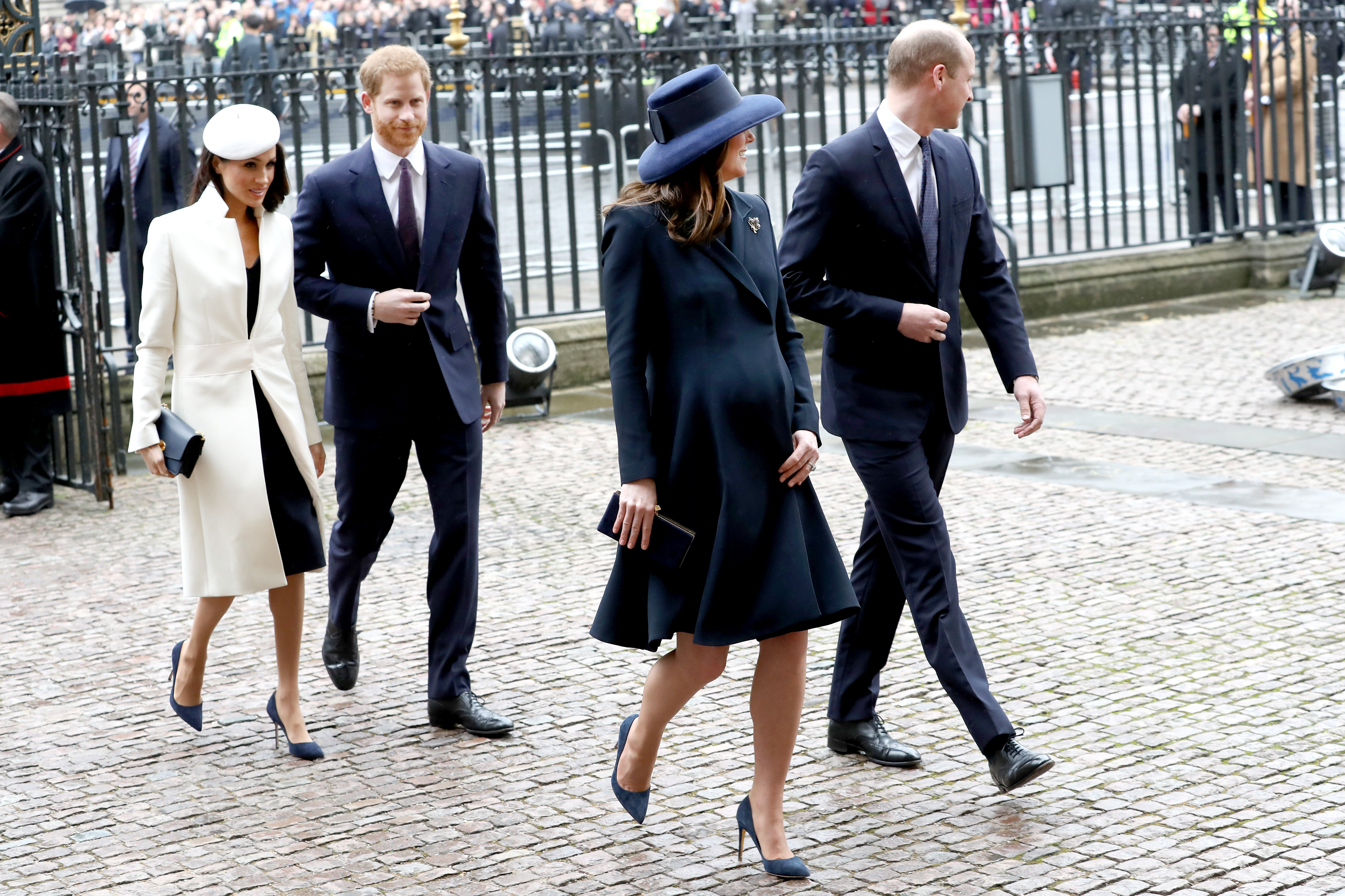 Kate Middleton e Meghan Markle costumam apostar em looks de cores sóbrias