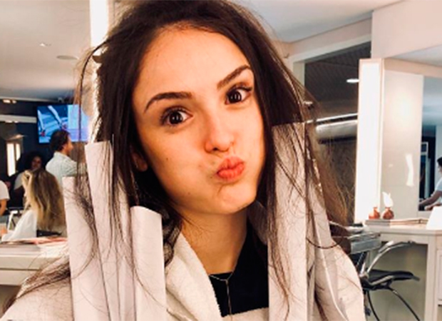 Isabelle Drummond iluminou o cabelo com algumas mechas