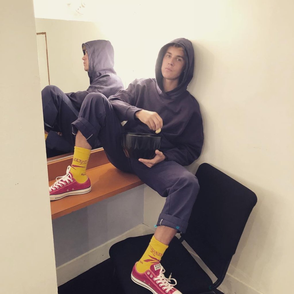 Justin Bieber senta em calçada e conversa com moradores de rua