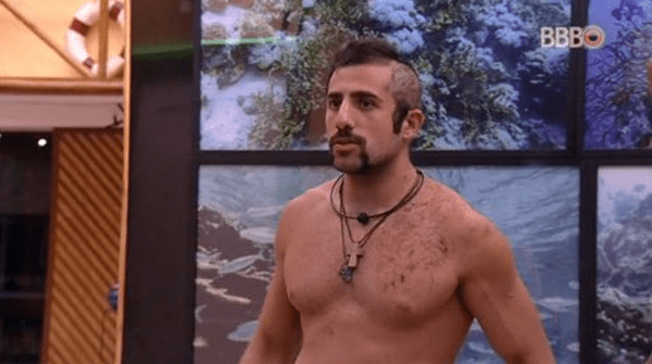 Patrícia pede “conchinha” e Kaysar foge: “Me deixa em paz”