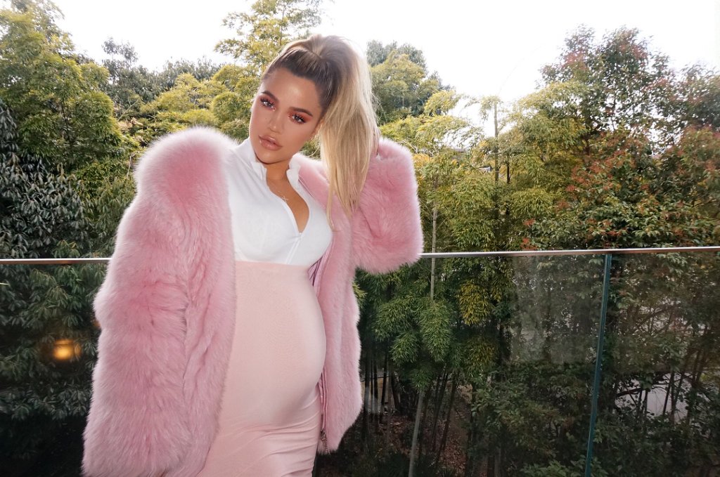 Khloé Kardashian faz chá de bebê luxuoso – e todo pink!