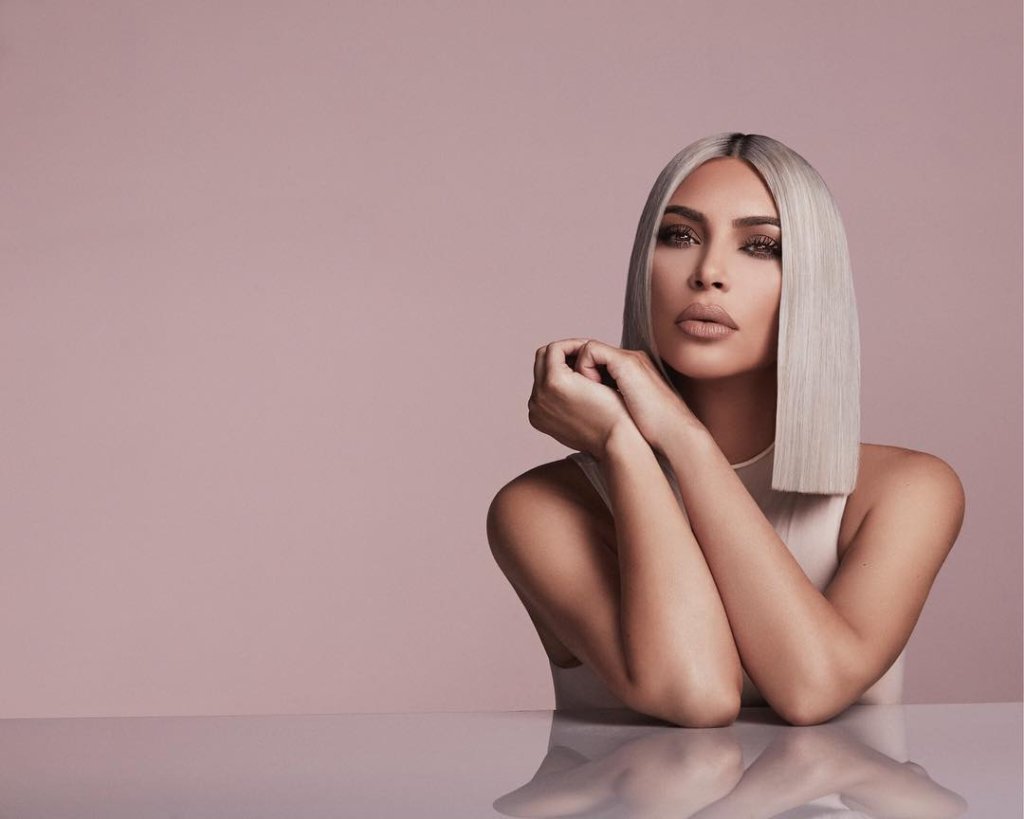 Modelo comenta críticas sobre corretivos de Kim Kardashian