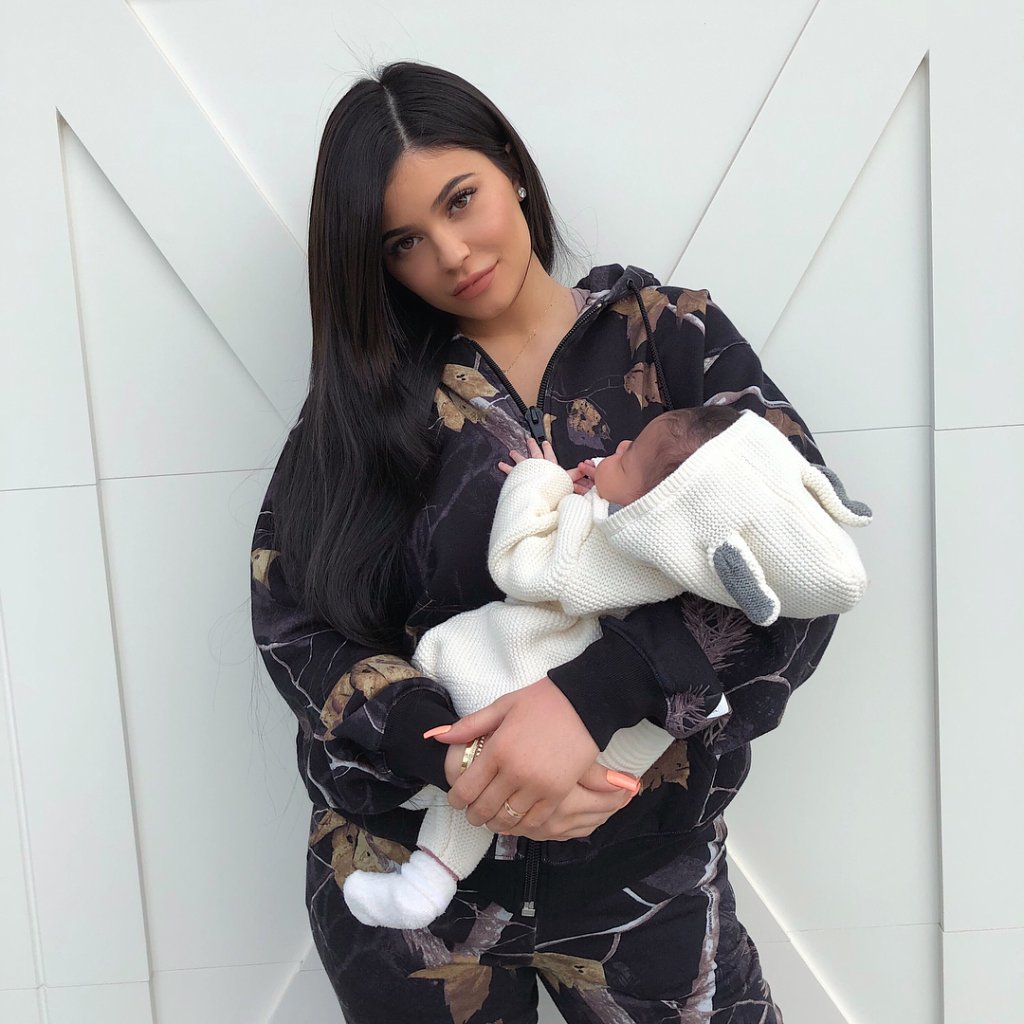 Detalhe nas mãos de Kylie Jenner gera polêmica em relação à filha