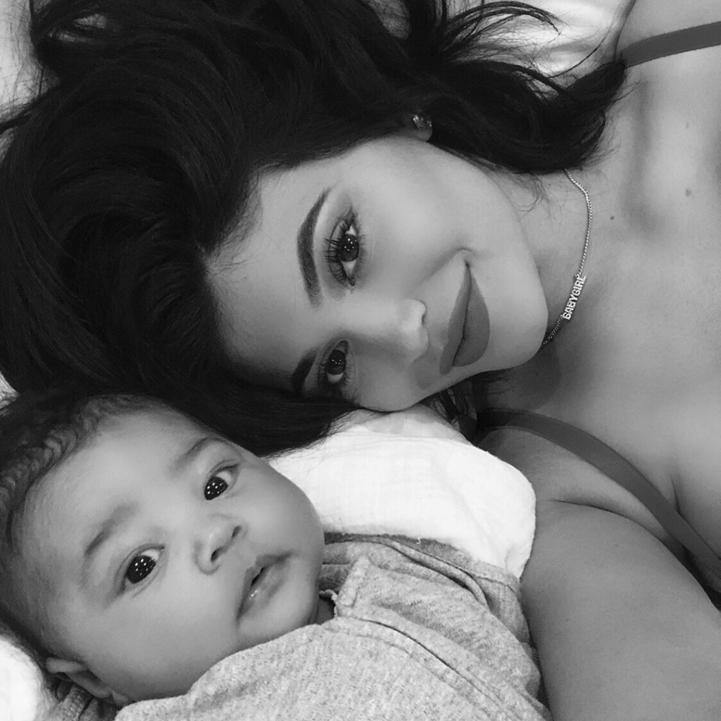 Kylie Jenner é a mãe mais estilosa ao combinar look com carrinho da Stormi