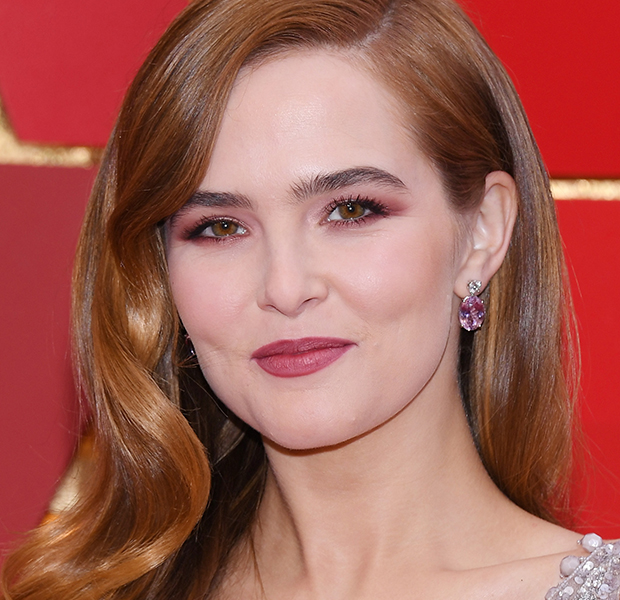 Zoey Deutch fala sobre insegurança e acne: “Não tenho vontade de sair”