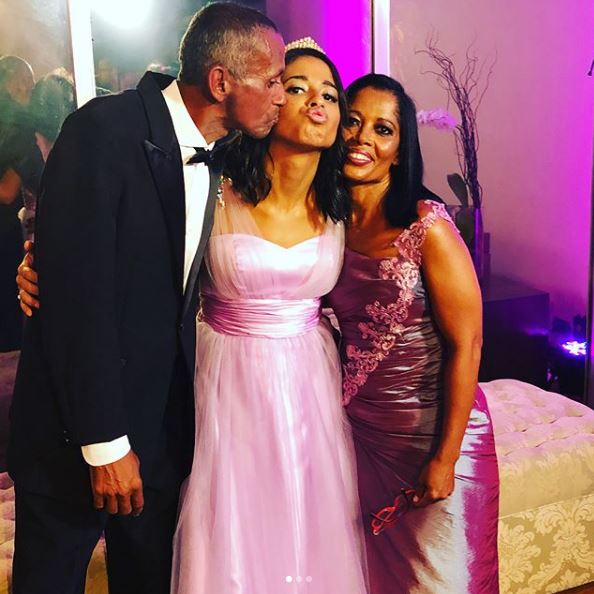 Mc Loma usou um look bem princesinha em sua festa de 15 anos