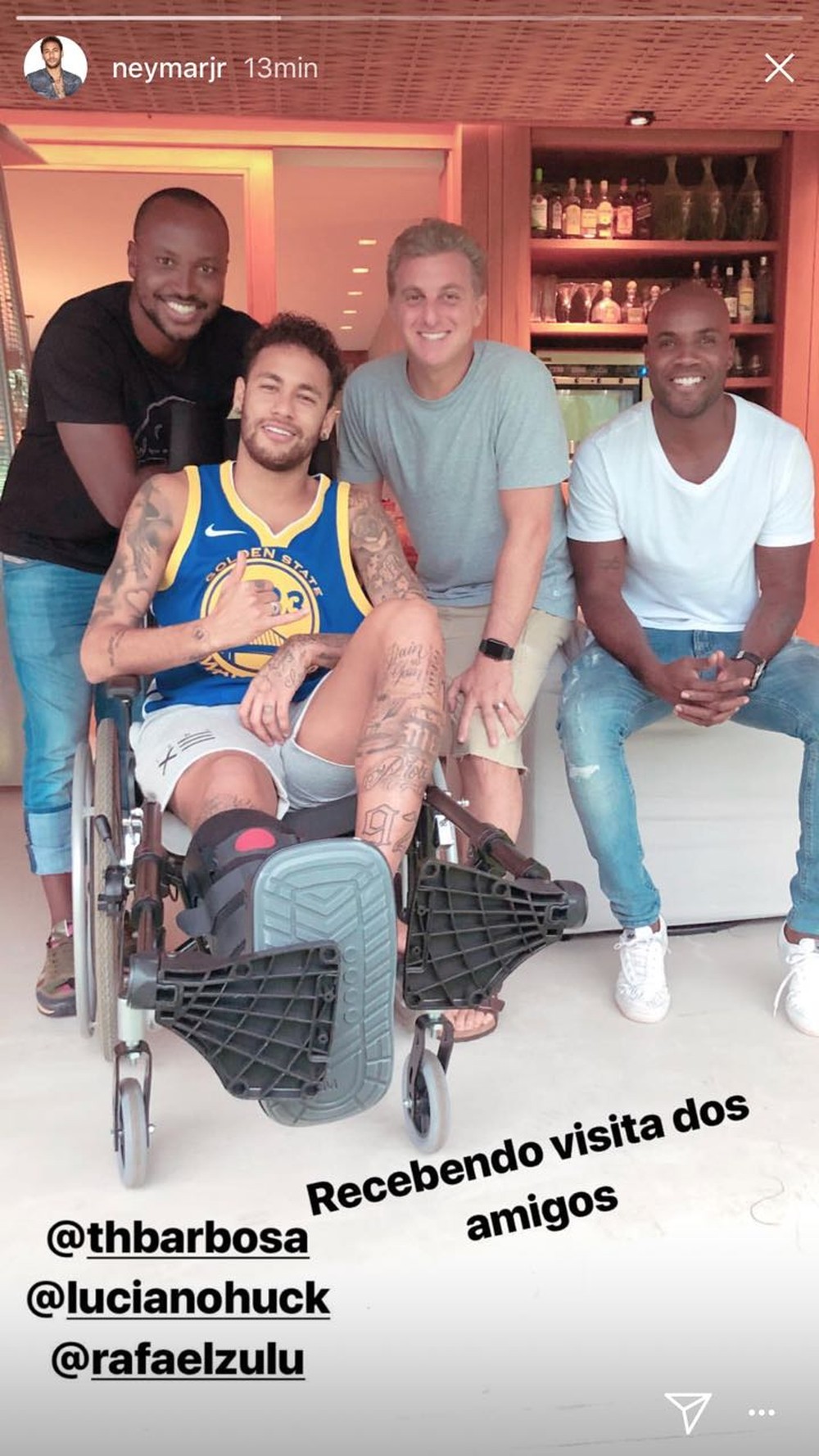 Em recuperação, Neymar recebe visita de Thiaguinho e Luciano Huck