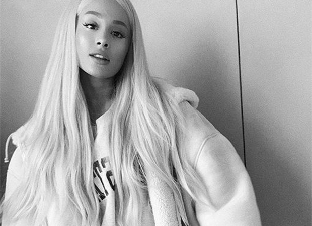 Ariana Grande reaparece no Instagram com make e cabelo lacradores