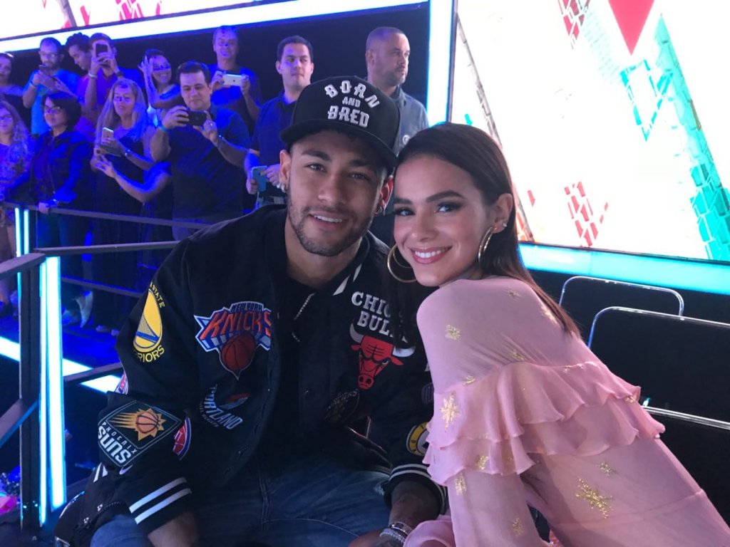 Bruna Marquezine ganha álbum da Copa, mas só veio figurinha do Neymar