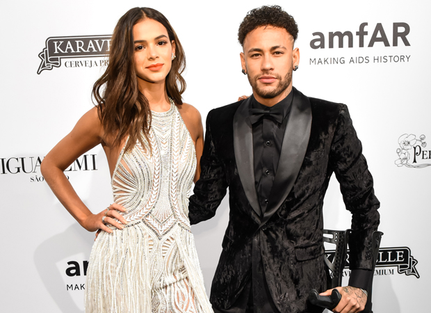 Neymar foi bem romântico na hora de dar aliança para Bruna Marquezine