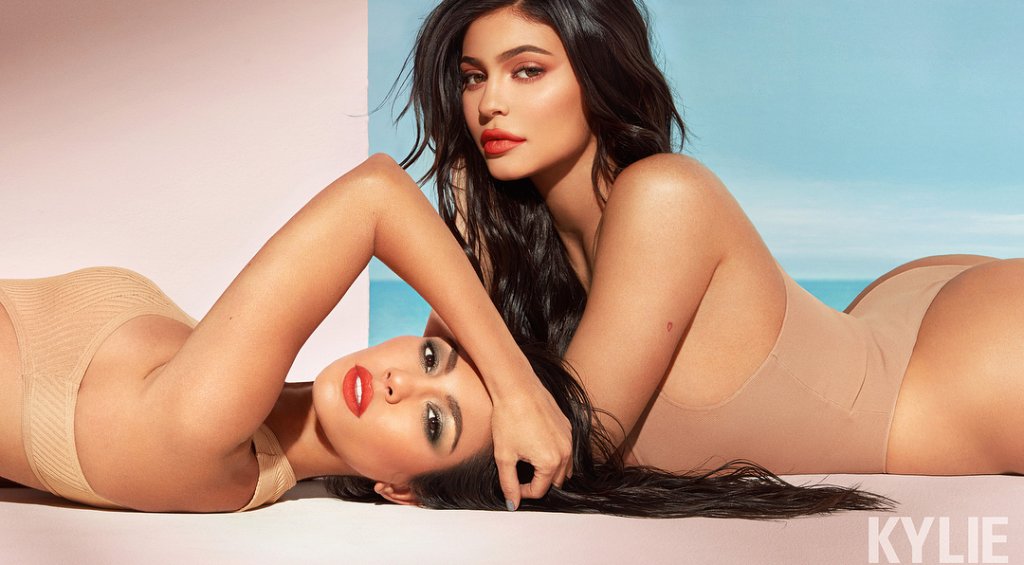 Kylie Jenner anuncia coleção de make em parceria com sua irmã Kourtney