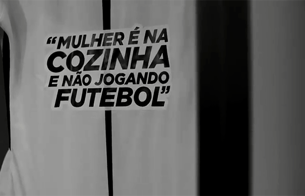 Corinthians estampa camisas do time feminino com frases machistas