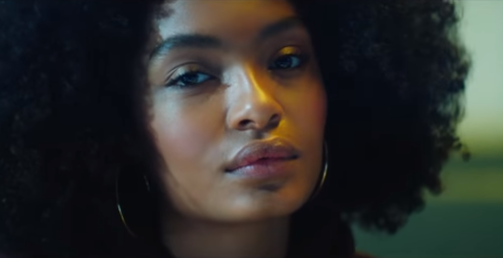 Drake lança clipe com mulheres incríveis, como Emma Roberts e Yara Shahidi