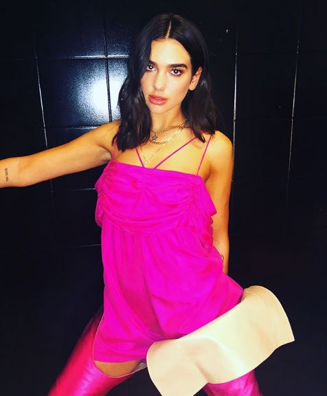 Dua Lipa montou um look ~Barbie~ com botas iguais às da Anitta!