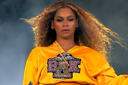 Solange tomba Beyoncé no palco durante show no Coachella
