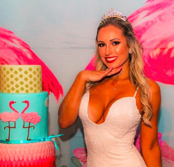 Ex-BBB Jéssica comemora aniversário com look de ~princesa~