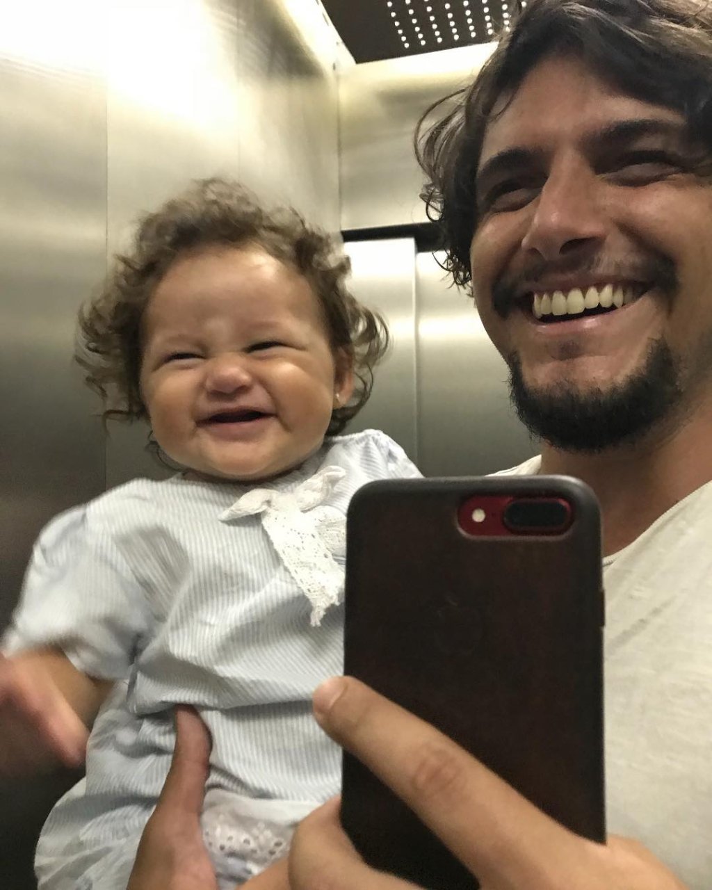 Madalena aprende a falar “papai” e Bruno Gissoni se emociona