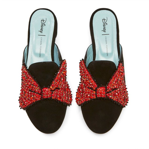 O mule com as cores clássicas do laço da Minnie sai por US$ 470. O mule com as cores clássicas do laço da Minnie sai por US$ 470.
