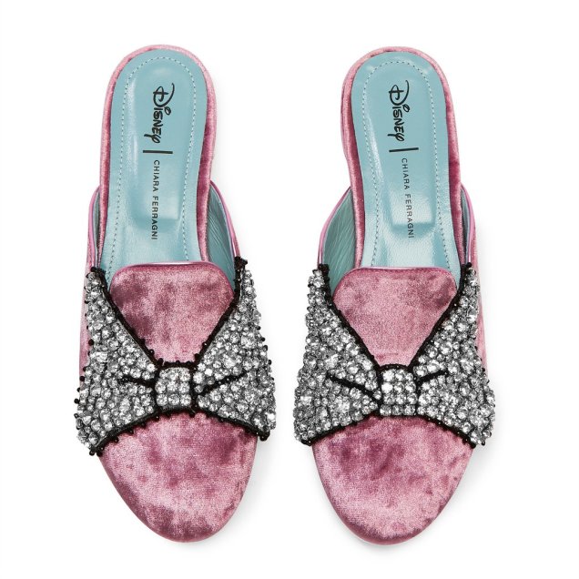 Mule com laços da Minnie cor de rosa custa US$ 470. Mule com laços da Minnie cor de rosa custa US$ 470.