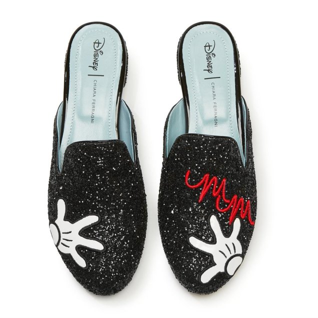 Mule com luvas da Minnie custa US$ 400. Mule com luvas da Minnie custa US$ 400.