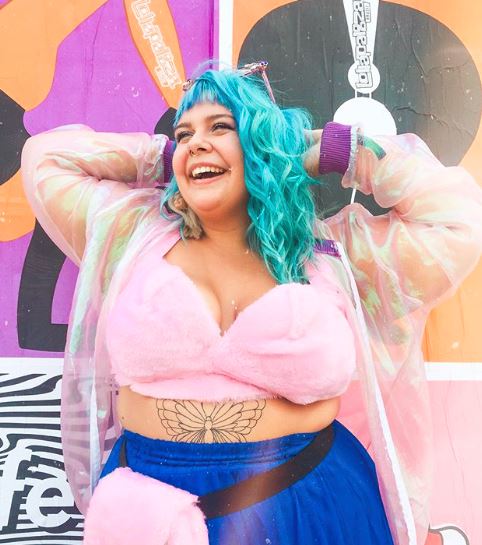 Esta garota customiza suas próprias roupas plus size de um jeito incrível!