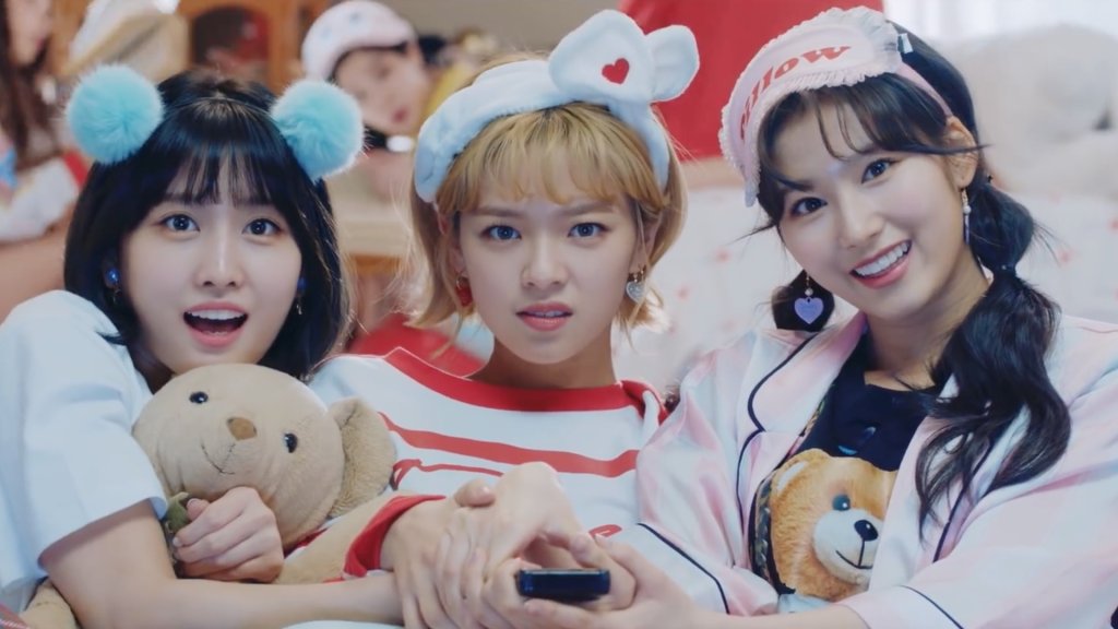 K-pop: TWICE promeve verdadeira sessão da tarde no vídeo de What Is Love?