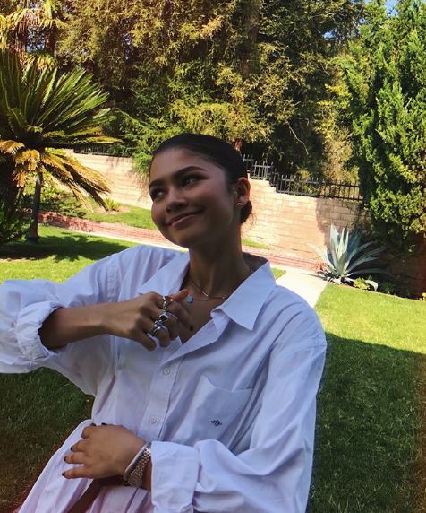 Zendaya transformou uma camisa de seu avô em vestido com um truque simples