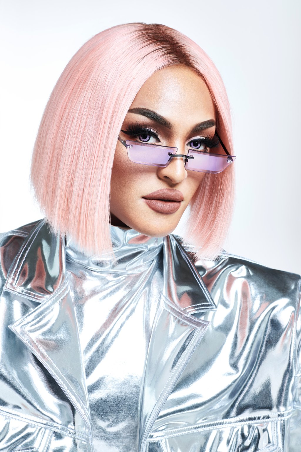 Pabllo Vittar lançou uma coleção de óculos de sol cheia de tendências