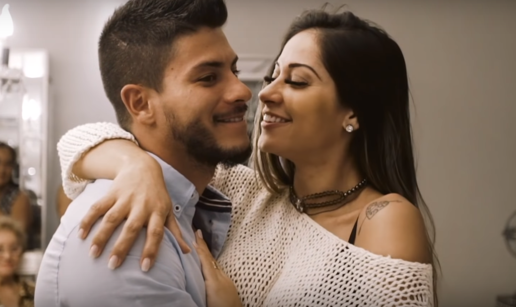 Arthur Aguiar e Mayra Cardi anunciam sexo e nome de seu bebê