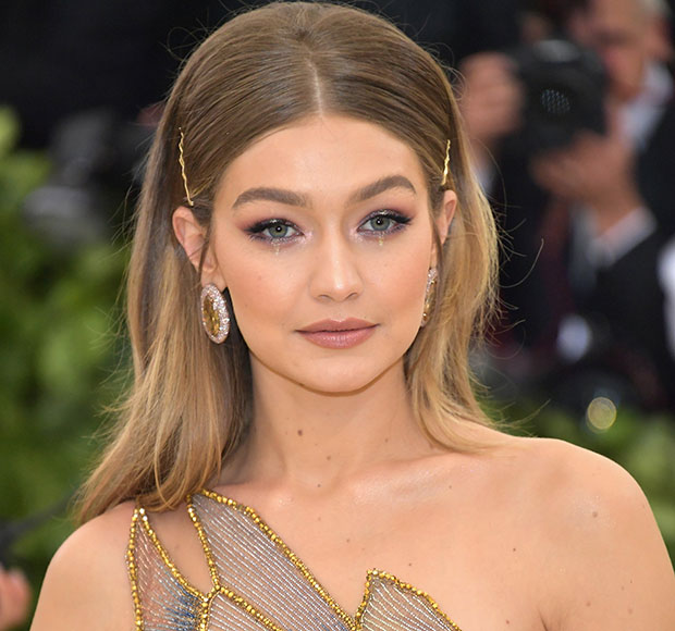Gigi Hadid rebate fake news de que esconderia gravidez com roupas largas