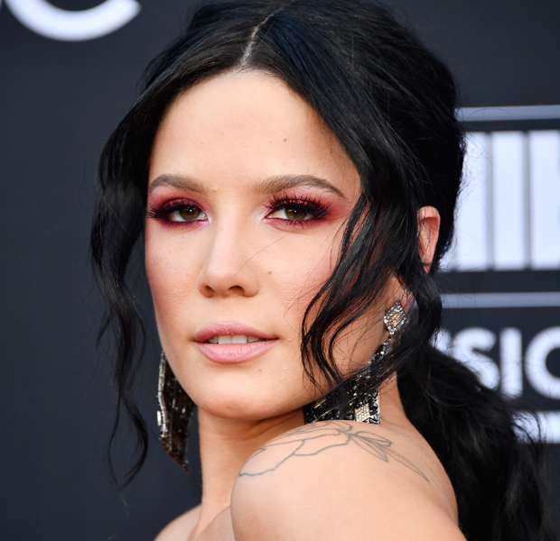 Halsey quebra dedo do pé tentando salvar uma borboleta