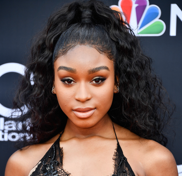 Uau! Normani Kordei aparece com cabelo loiro platinado de tirar o fôlego