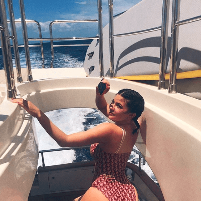 Nova moda entre as celebs é usar biquíni vintage – com logomania!
