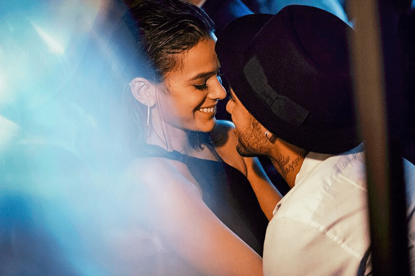 Bruna Marquezine confessa que roubou beijo de Neymar no primeiro encontro