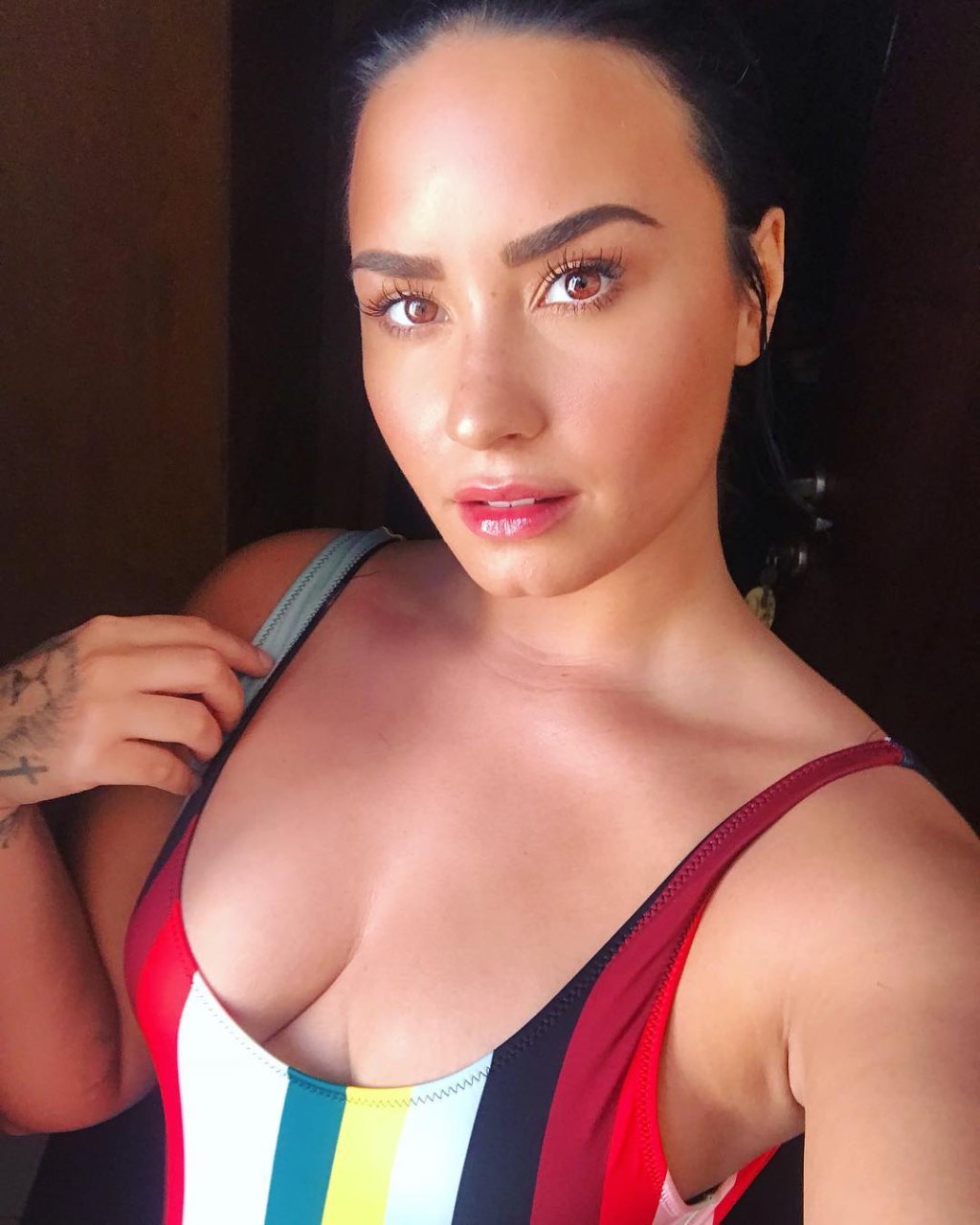 Demi Lovato sofre pequeno acidente e fratura a perna em Bali