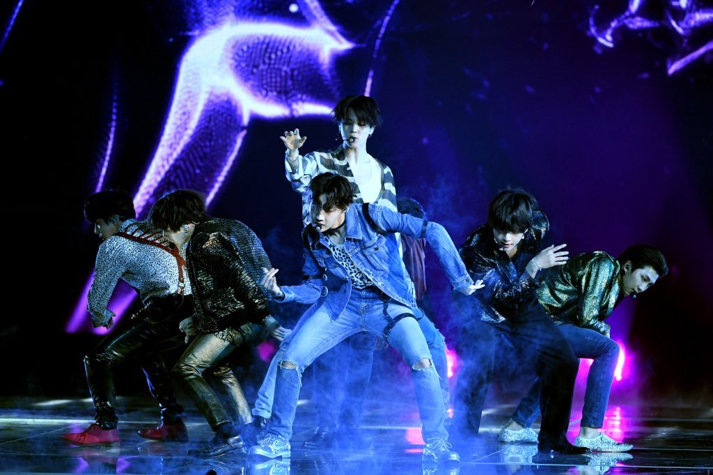 BTS faz primeira apresentação de Fake Love no Billboard Music Awards