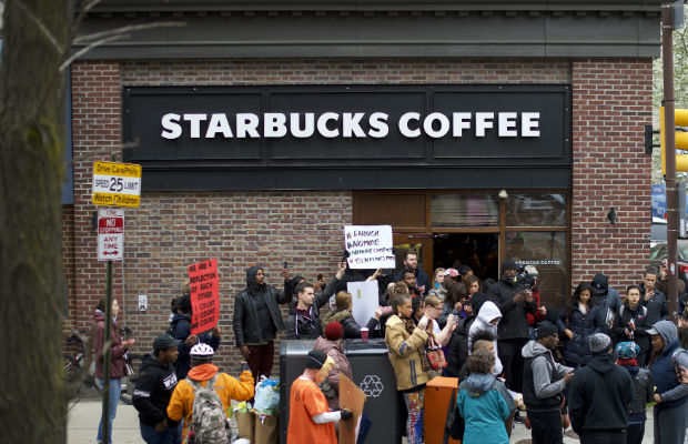 Treinamento contra racismo continua e Starbucks fecha 8 mil lojas