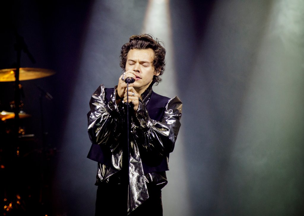 Sem renegar o passado, Harry Styles prova ser um artista completo em SP