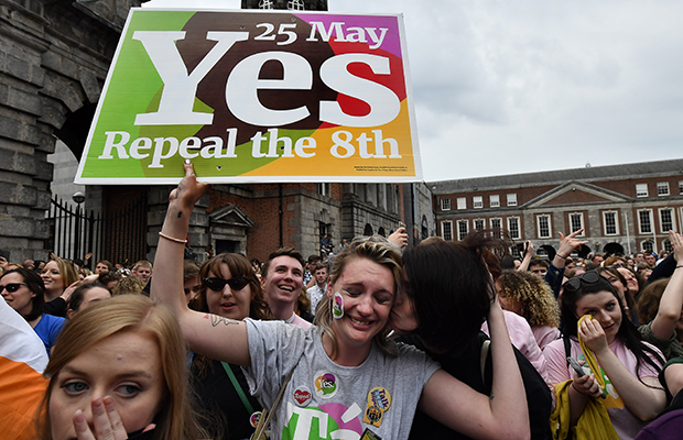 Legalização do aborto na Irlanda termina em festa: ‘por Savita!’