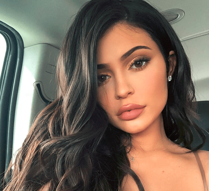 Kylie Jenner dá presente de R$ 7,5 mil para fã