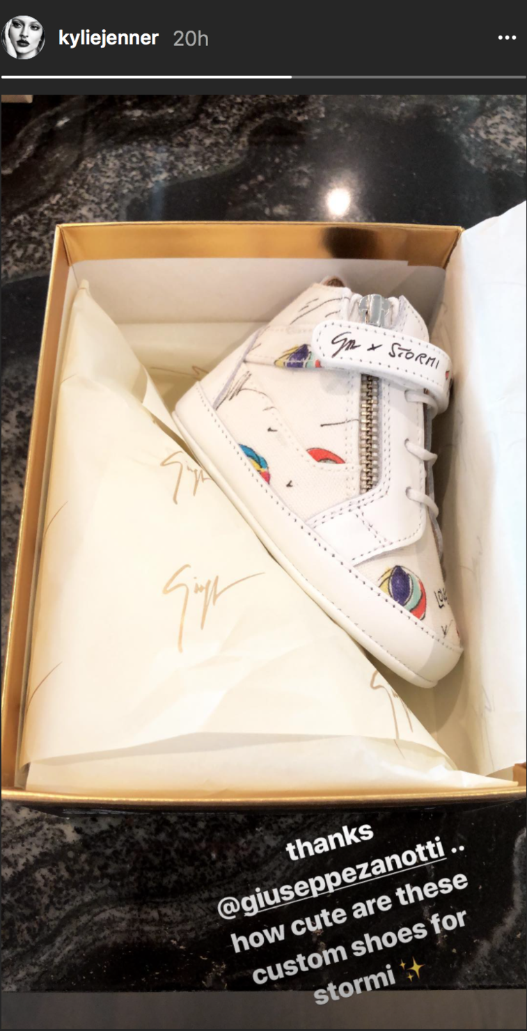 kylie-jenner-stormi-tênis kylie-jenner-stormi-tênis