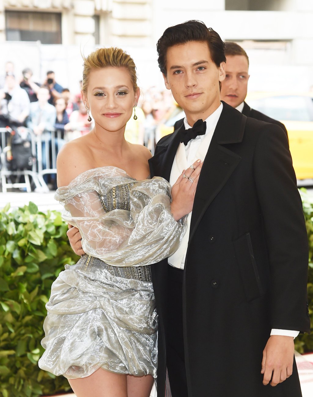 MET Gala 2018: Lili Reinhart e Cole Sprouse estreiam juntos no red carpet