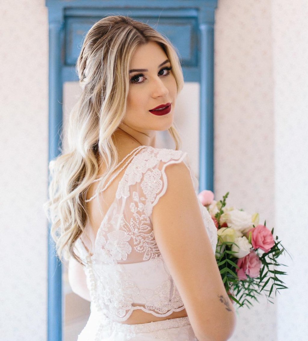 Niina Secrets escolheu um vestido de noiva bem princesa para o casamento