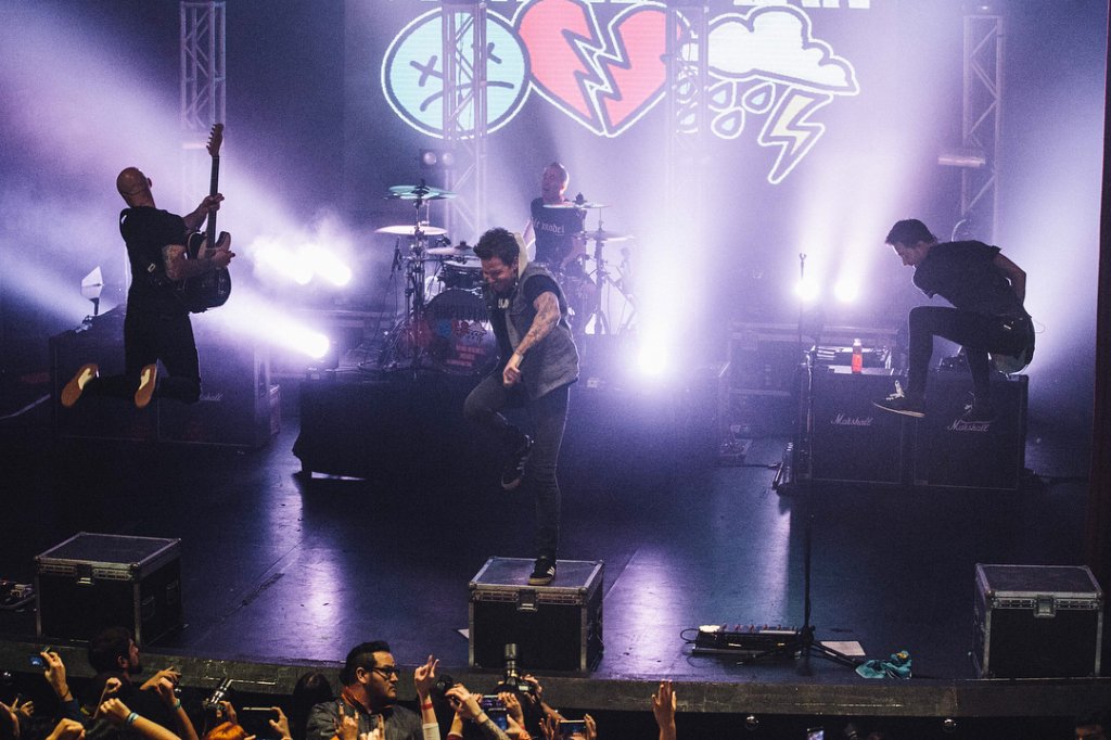 Simple Plan leva fãs de volta no tempo em show em São Paulo